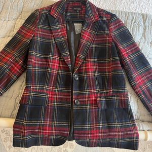 Quality fitted plaid blazer. Plaid colored pattern.